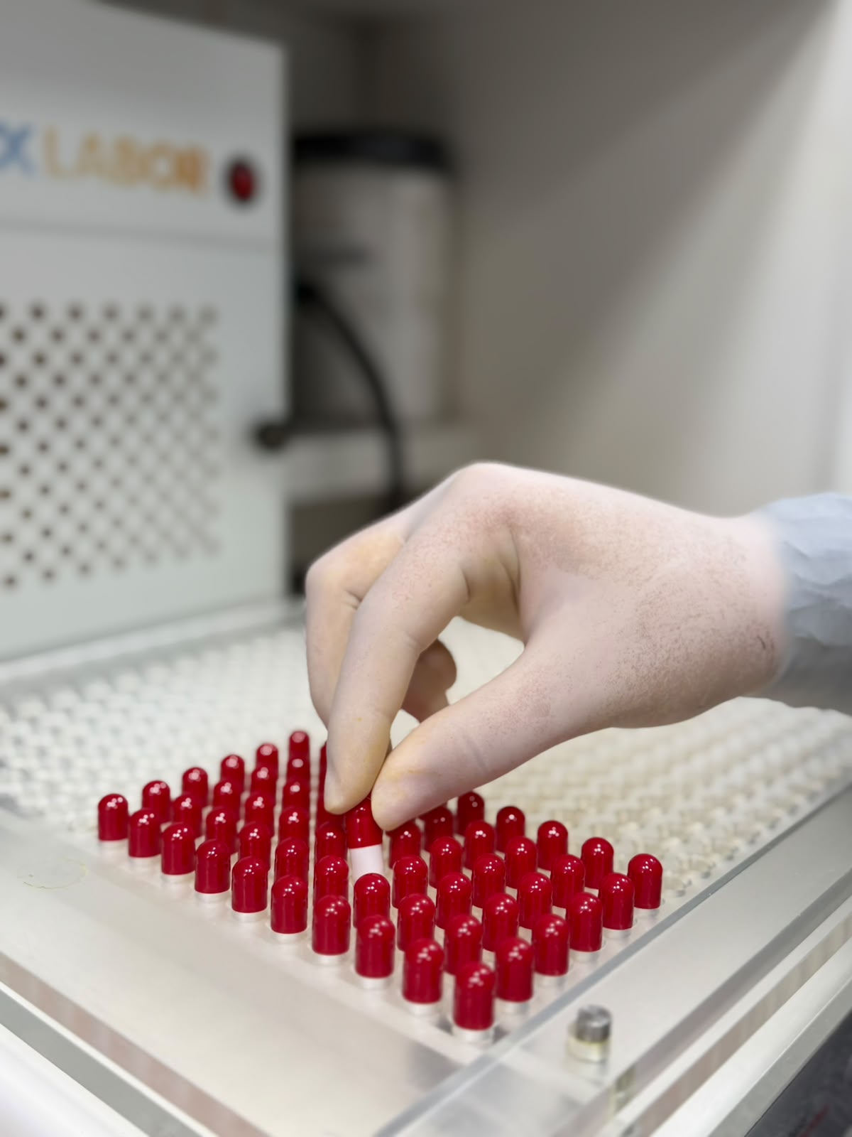 Farmacêutica manipulando cápsulas na Fórmula Cristal, no laboratório da farmácia