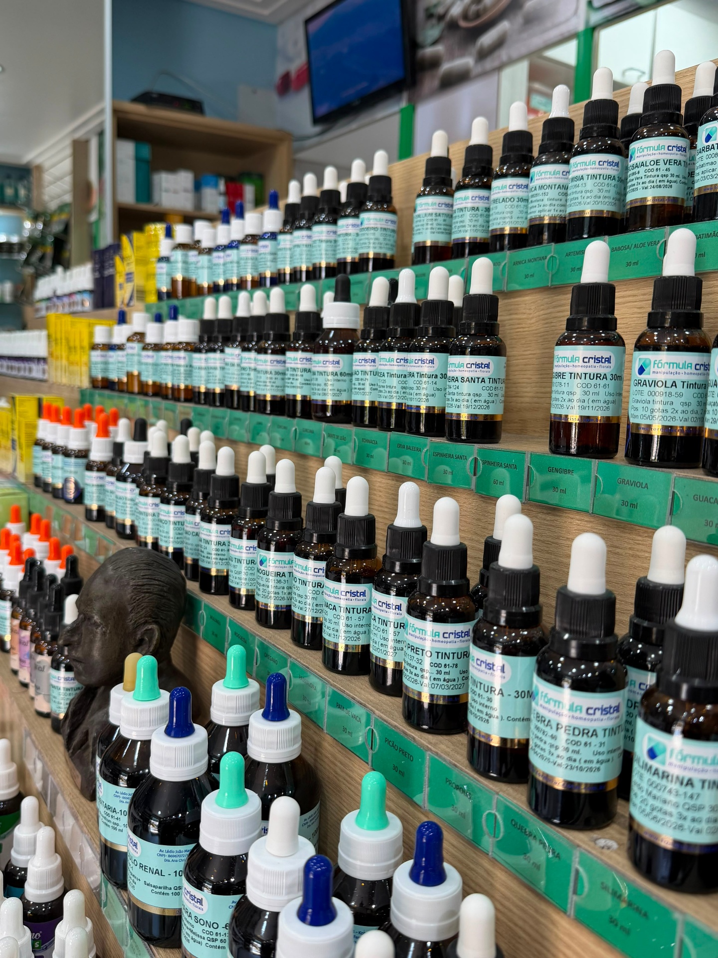 Prateleira de fórmulas manipuladas na Fórmula Cristal, com rótulos, lote e validade